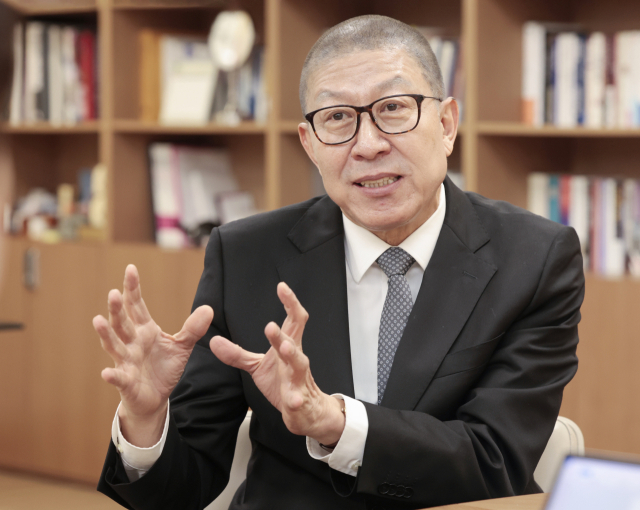 박형준 부산시장은 지난달 31일 부산시청 집무실에서 진행된 와의 인터뷰에서 “부산을 글로벌 도시와 살기 좋은 도시로 만들겠다는 공약이 목표를 향해 순항하고 있다”고 강조했다. 정대현 기자 jhyun@