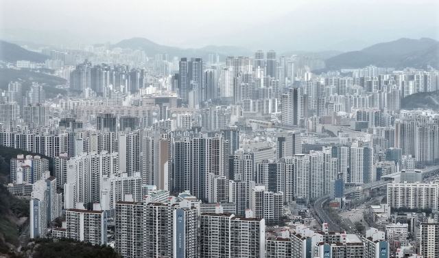 지난해 부산에서 분양한 아파트의 평균 분양가가 평당 3000만 원을 넘겨 국평(34평) 기준 10억 원을 돌파했다. 부산 연제구, 동래구 일대 아파트 단지. 정종회 기자 jjh@