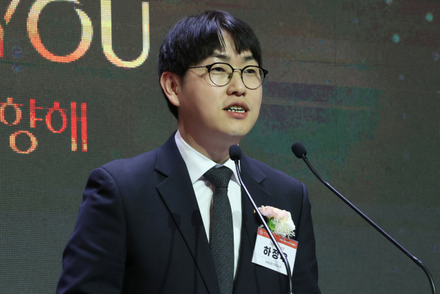 하정우 청와대 AI미래기획수석이 지난 2월 서울 성북구 한국과학기술연구원에서 열린 'KIST 개원 60주년 기념식'에서 이재명 대통령 축사를 대독하고 있다. 연합뉴스