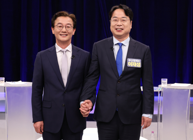 더불어민주당 부산시장 선거 후보자 경선 TV 토론회에 참석한 전재수, 이재성 후보가 3일 부산 해운대구 KNN에서 토론에 앞서 포즈를 취하고 있다. 연합뉴스