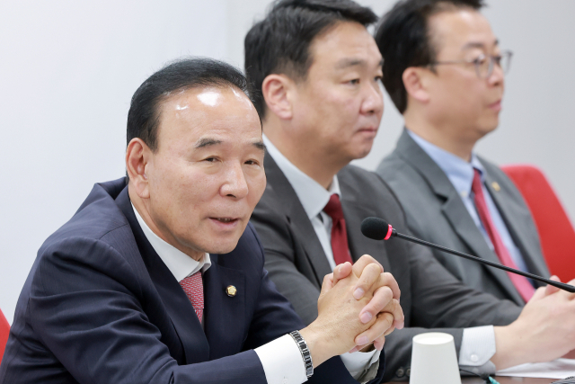 국민의힘 공천관리위원장인 박덕흠 의원이 2일 서울 영등포구 여의도 중앙당사에서 열린 공관위 첫 회의에서 발언하고 있다. 연합뉴스