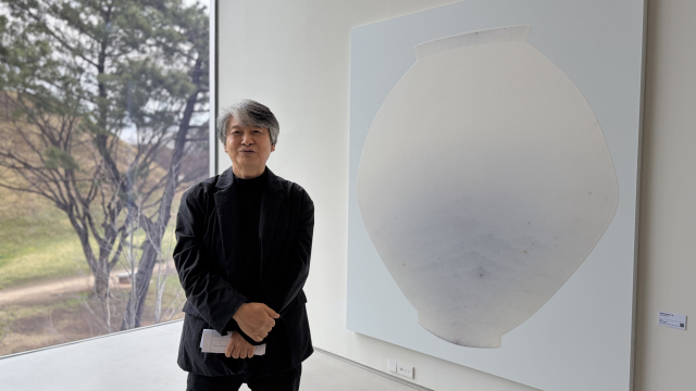 오아르미술관 전시장에서 포즈를 취한 최영욱 작가. 김은영 기자 key66@