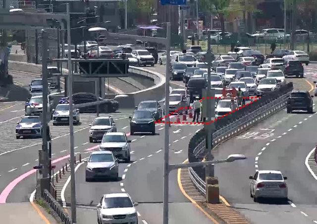 5일 오전 11시께 지반침하가 발생한 동래구 내성지하차도 진입부에 교통 통제가 이뤄지는 모습. 부산시 교통정보서비스센터 X 캡처