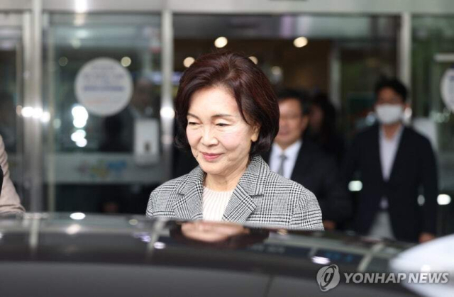 홍라희 전 삼성미술관 리움 관장이 지난 2024년 10월 21일 오후 서울 종로구 서울대병원 어린이병원에서 열린 소아암·희귀질환 지원사업단 행사 참석을 마치고 병원을 나서고 있다. 연합뉴스.