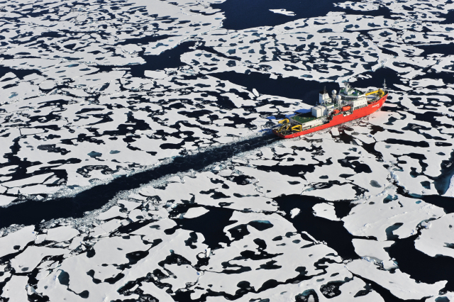 북극해를 항해 중인 국내 유일의 쇄빙연구선 아라온호(총톤수 7507t). KIOST 제공