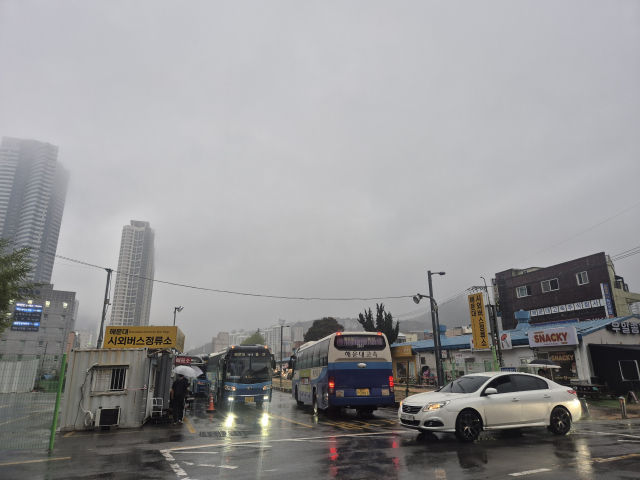 해운대 시외버스정류소가 인근으로 이전하면서 일대 교통 정체 심화가 우려된다. 사진은 9일 오후 부산 해운대구 해운대 시외버스정류소. 김동우 기자 friend@