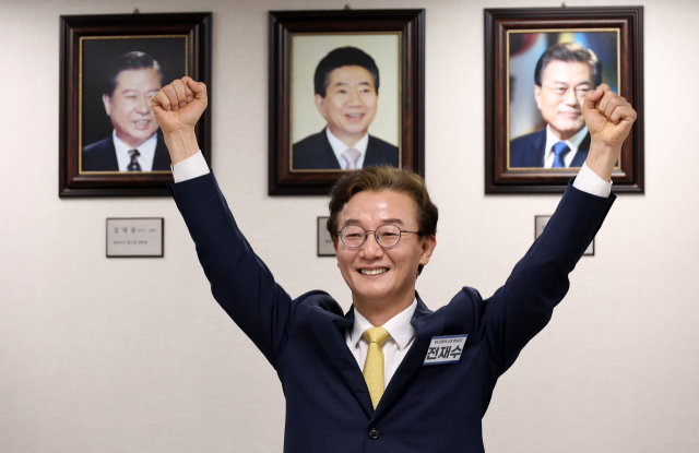 더불어민주당 전재수 의원이 6·3 지방선거 민주당 부산시장 후보로 확정됐다. 전 의원이 지난달 민주당 중앙당사에서 열린 광역단체장 후보 면접에서 선전을 다짐하며 세리머니 하는 모습. 연합뉴스