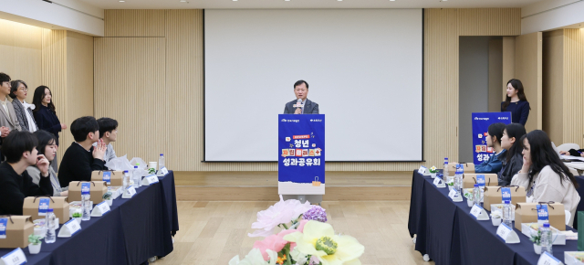 한국서부발전은 9일 서울 중구 초록우산어린이재단 본부에서 ‘KOWEPO 청년자립플러스+ 사업 성과공유회’를 개최했다. 이정복 서부발전 사장이 인사말을 전하는 모습. 서부발전 제공