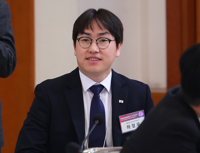 하정우 AI미래기획수석이 지난 9일 청와대에서 열린 국민경제자문회의 제1차 전체 회의에 참석해 있다. 연합뉴스