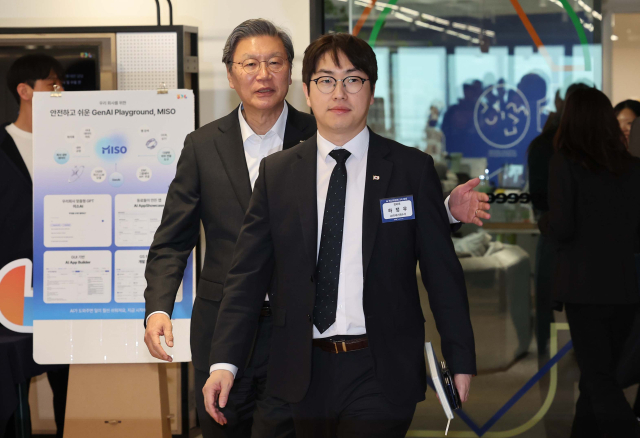 하정우 청와대 AI미래기획수석이 지난 10일 서울 강남구 역삼동 GS타워에서 열린 AI혁신위원회 3차회의에 참석하고 있다. 연합뉴스