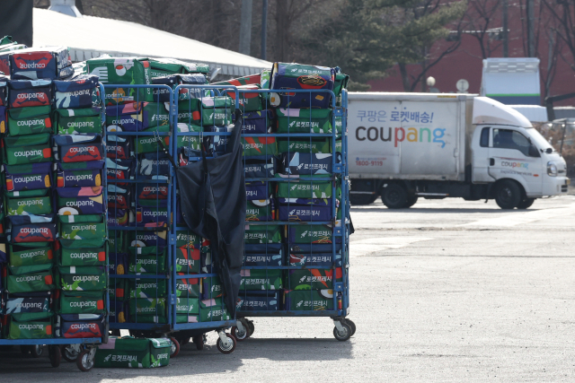 지난해 역대 최대 실적을 기록한 쿠팡이 1조 5000억 원 상당을 미국 모회사에 배당한 것으로 나타났다. 사진은 서울의 한 쿠팡 센터. 연합뉴스