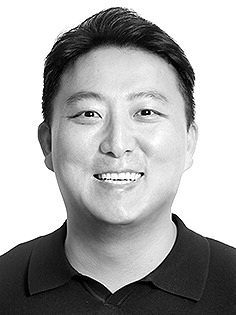 [데스크 칼럼] 20년 묵은 부산 야구장 신축 논의