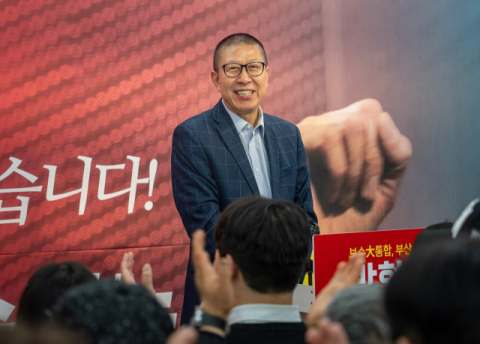 朴 ‘시정 부정적 평가 개선’… 田 '부산 글로벌법 매듭' [부산시장 선거 최종전 승리 관건]