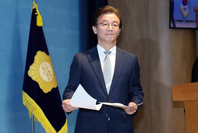 6·3 지방선거 더불어민주당 전재수 부산시장 후보가 13일 국회 소통관에서 후보 확정 기자회견을 마친 뒤 회견장을 나서고 있다. 연합뉴스