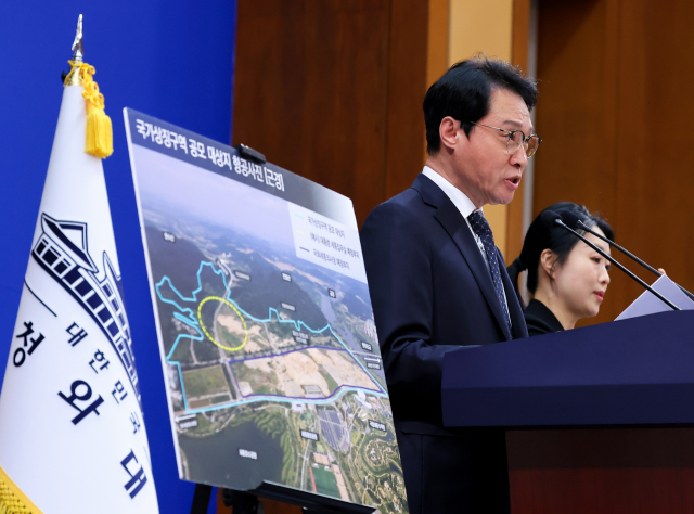 이규연 홍보소통수석이 14일 청와대 춘추관에서 세종 집무실 관련 브리핑을 하고 있다. 청와대는 대통령 세종집무실을 건립하기 위한 부지 조성공사 입찰공고를 15일 실시한다고 밝혔다. 대상부지는 35만㎡이며 사업비는 98억원, 공사기간은 14개월이다. 연합뉴스