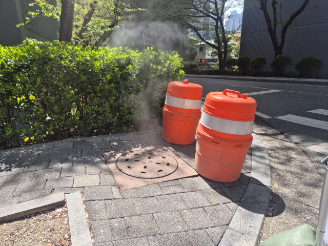 지난 13일 오전 부산 해운대구의 한 아파트에서 파열된 열 수송관을 복구하는 공사가 진행 중이다. 김동우 기자 friend@
