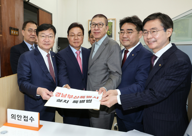 국민의힘 정점식 정책위의장(앞줄 왼쪽부터). 박완수 경남도지사. 박형준 부산시장, 이성권 부산시당위원장, 조경태 의원이 14일 국회 의안과에 '경남부산특별시 설치 특별법'을 제출하고 있다. 연합뉴스