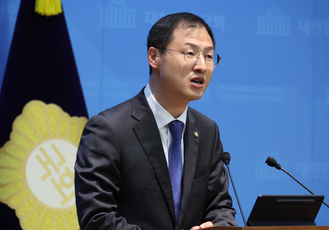 15일 국회에서 김상욱(울산 남갑) 의원이 울산시장 후보 단일화를 제안하는 기자회견을 열고 있다. 김상욱 의원실 제공