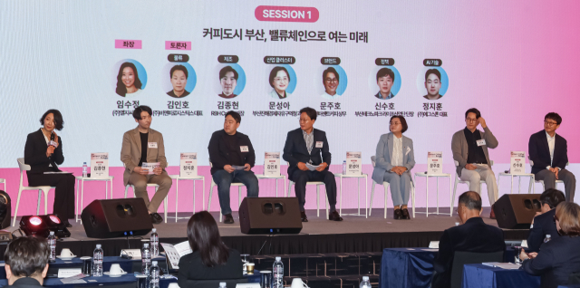 15일 부산 해운대구 웨스틴조선에서 열린 ‘커넥트 커피 부산 2026’에서 세션1 토론자들이 토론을 하고 있다. 김종진 기자 kjj1761@