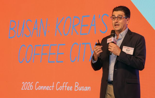 ‘커넥트 커피 부산 2026’ 행사에 참석한 스페셜티커피협회 후안 루이스 전 이사장이 기조 강연을 하고 있다. 김종진 기자