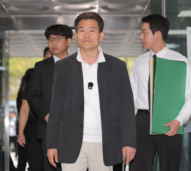 이재명 대통령과 개혁신당 이준석 대표의 명예를 훼손한 혐의를 받는 유튜버 전한길(본명 전유관)씨가 16일 서울 서초구 서울중앙지방법원에서 열린 구속 전 피의자 심문(영장실질심사)에 출석하고 있다. 연합뉴스