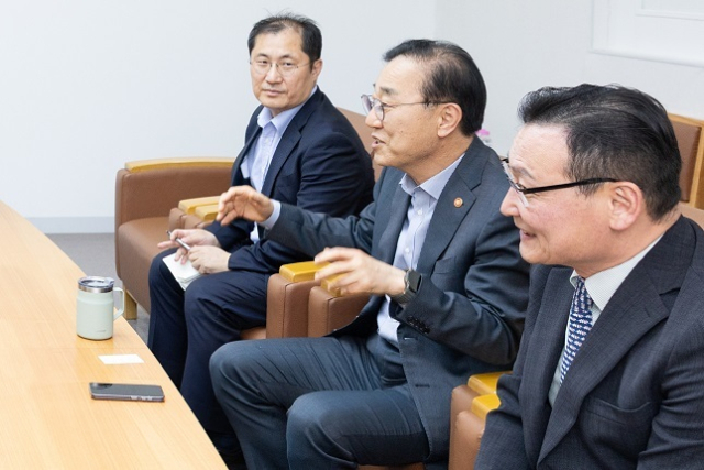 김윤덕 국토교통부 장관(가운데)가 정원주 대우건설 회장을 만나 가덕도신공항 건설사업의 성공적 추진을 위해 그룹 차원의 적극적인 노력을 당부하고 있다. 국토부 제공