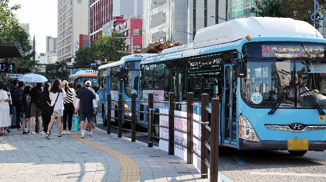 부산 동구 부산역 앞 중앙로에 시내버스가 오가고 있는 모습. 정종회 기자 jjh@