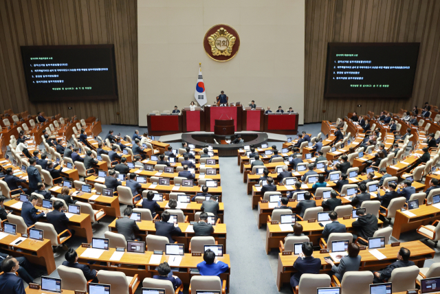 우원식 국회의장이 18일 국회에서 열린 4월 임시국회 제6차 본회의에서 공직선거법 일부개정법률안 등 정치개혁특별위원회 소관 법안을 상정하고 있다. 연합뉴스