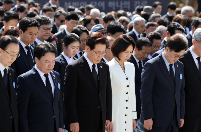 이재명 대통령과 김혜경 여사가 19일 서울 강북구 국립 4·19민주묘지에서 열린 4·19혁명 기념식에서 묵념하고 있다. 연합뉴스