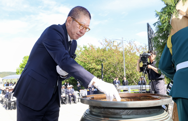부산 중구 민주공원 입구 4·19광장 4월 민주혁명 희생자 위령탑 앞에서 4·19 혁명 제66주년 기념식이 열려 박형준 시장과 4·19혁명 단체 회원들이 참석해 민주주의의 참뜻을 되새겼다. 김종진 기자 kjj1761@
