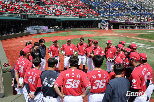 롯데 타선이 집단 부진에 빠지면서 팀 순위도 9위로 추락했다. 지난 19일 한화전을 앞두고 롯데 선수단이 경기 전 미팅을 갖고 있다. 롯데 자이언츠 제공