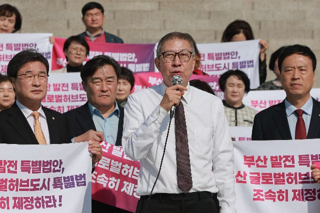 박형준 부산시장이 지난달 23일 국회 본청 앞 계단에서 부산 글로벌허브도시 특별법 제정을 촉구하며 삭발한 뒤 발언하고 있다. 연합뉴스