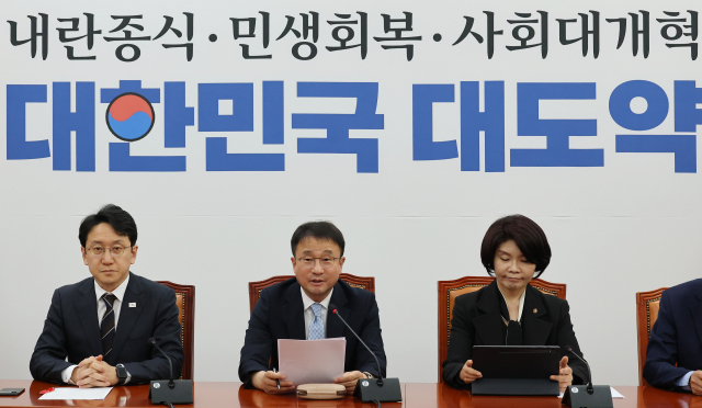 더불어민주당 한병도(가운데) 원내대표가 21일 국회에서 열린 원내대책회의에서 발언하고 있다. 연합뉴스