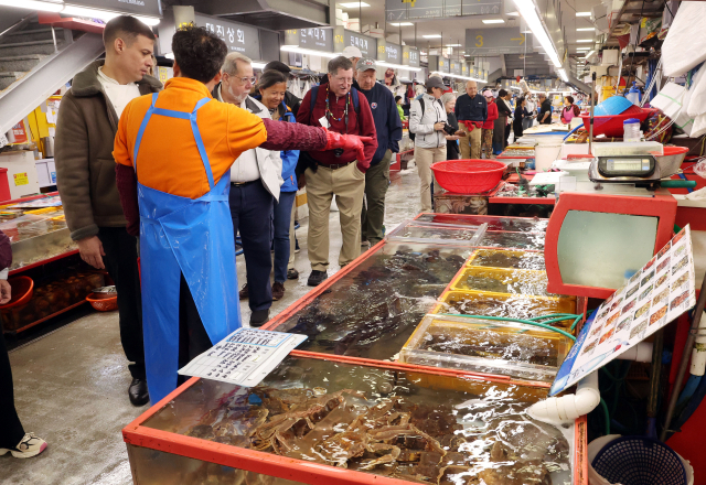 부산이 외국인 관광객 500만 명 시대를 앞두고 있다. 지난 15일 중구 자갈치시장에서 관광객들이 수산물 구경을 하고 있다. 정종회 기자 jjh@