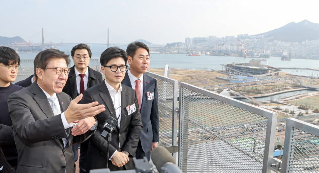 지난 2024년 1월 한동훈 당시 국민의힘 비상대책위원장이 국민의힘 부산 미래 일자리 현장 간담회 참석 전 박형준 부산시장과 부산항 북항과 원도심에 대해 이야기를 나누고 있다. 김종진 기자 kjj1761@