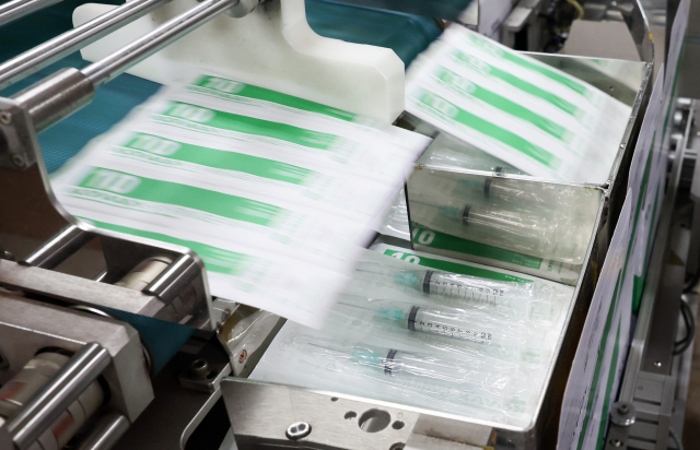 지난 15일 경기도 안산시 단원구 한국백신 공장에서 완성된 주사기 포장 작업이 진행되고 있다.(기사와 직접적인 관련 없음.) 연합뉴스