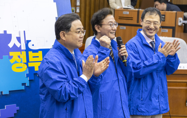 더불어민주당 전재수 부산시장 후보(가운데)가 23일 국회에서 열린 민주당 16개 광역단체장 후보 연석회의에서 6·3 지방선거 승리를 다짐하며 파이팅을 외치고 있다. 연합뉴스