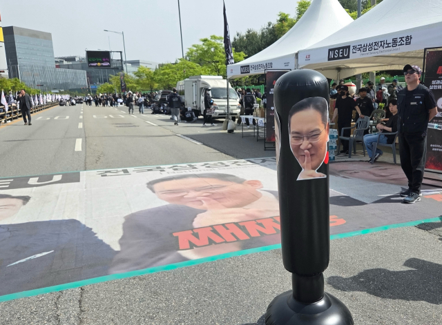 삼성전자 노조가 집회 현장으로 들어가는 입구에 경영진을 조롱하는 표현물을 설치해둔 모습. 독자 제공.