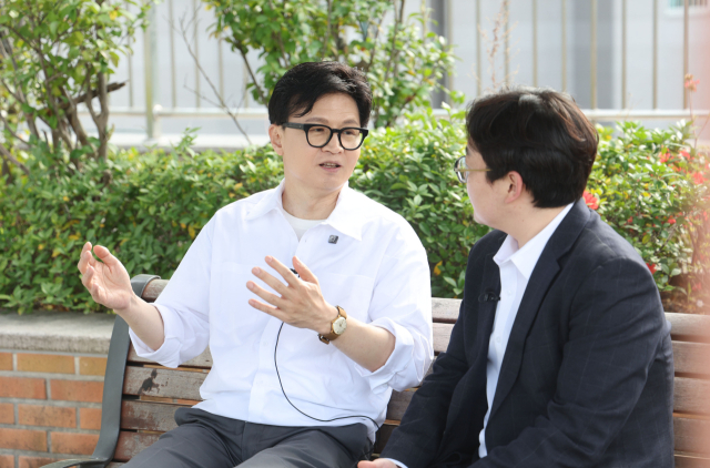 부산 북갑 보궐선거에 무소속 출마를 준비 중인 한동훈 전 국민의힘 대표가 23일 오후 부산 북구 한 아파트단지 내에서 부산일보사와 인터뷰를 하고 있다. 이재찬 기자 chan@