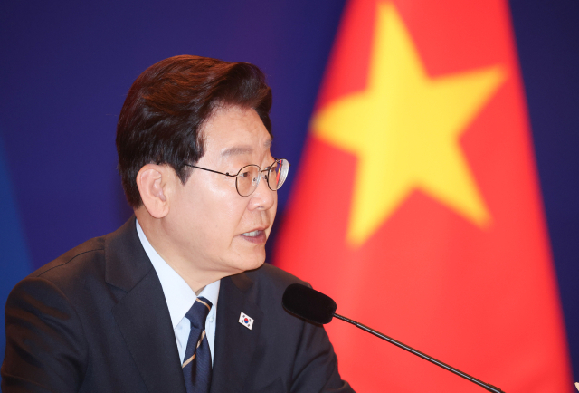 이재명 대통령이 23일(현지시간) 하노이 한 호텔에서 열린 한-베트남 비즈니스포럼 사전간담회에서 발언하고 있다. 연합뉴스