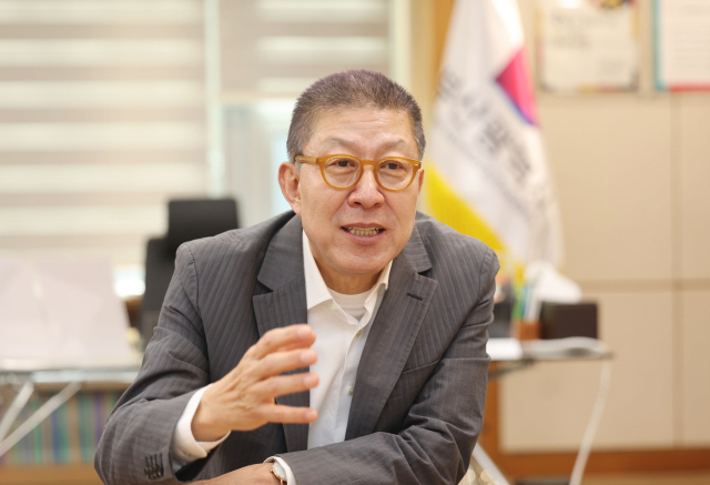 27일 부산시장 집무실에서 <부산일보>와 인터뷰를 하고 있는 박형준 부산시장. 이재찬 기자 chan@