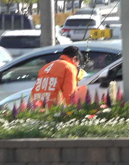 개혁신당 정이한 부산시장 후보가 27일 선거 유세를 하다가 한 승용차 운전자가 던진 음료수를 맞고 쓰러져 응급실로 이송됐다. 개혁신당 정이한 부산시장 후보 선대위 제공