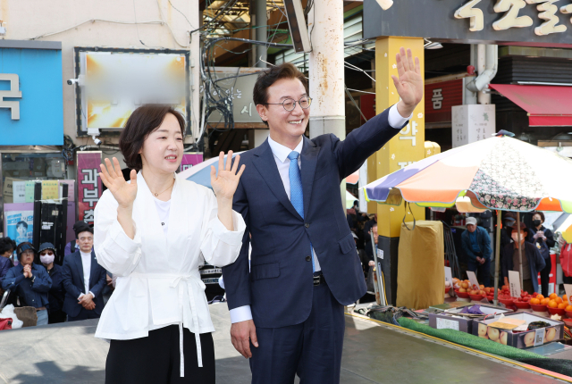 더불어민주당 전재수 부산시장 후보와 아내 최혜진 씨가 27일 부산 북구 구포시장에서 감사 인사를 전하고 있다. 정종회 기자 jjh@