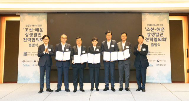 지난 28일 조선 3사, 한국가스공사, 해운협회 대표들이 '액화천연가스(LNG) 수송 발전을 위한 업무협약'을 맺고 안정적인 LNG 운송 체계 구축에 힘을 모으기로 했다. 이날 서울 중구 롯데호텔에서 열린 ‘조선-해운 상생발전 전략협의회 출범식’에서 김정관 산업부 장관(왼쪽부터), 정인섭 한화오션 사장, 박정석 한국해운협회장, 최연혜 한국가스공사 사장, HD현대중공업 부회장인 이상균 한국조선해양플랜트협회장, 최성안 삼성중공업 부회장, 황종우 해수부 장관이 기념촬영하고 있다. 해수부 제공