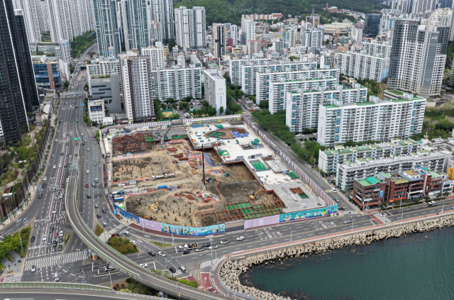 중동 전쟁 장기화로 공사비 상승이 예상되면서 공급가액이 정해진 기존 분양 아파트에 관심이 쏠린다. 공사 중인 부산 수영구 ‘써밋 리미티드 남천’ 현장. 정종회 기자 jjh@