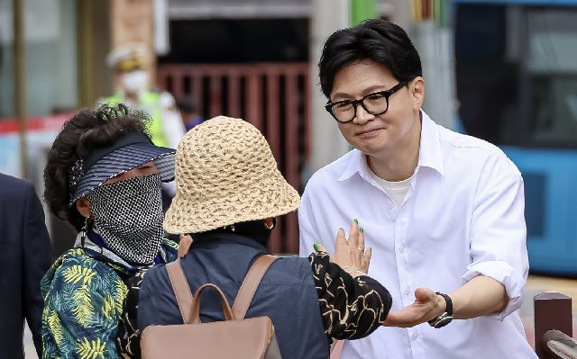 부산 북갑 국회의원 보궐선거에서 무소속 출마를 공식화 한 한동훈 전 국민의힘 대표가 26일 부산 구포초에서 열린 동문운동회에 참석해 있다. 부산일보DB