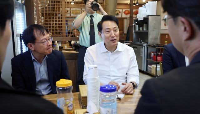 국민의힘 오세훈 서울시장 후보가 지난달 30일 서울 구로구의 한 식당에서 열린 '오세훈이 응원합니다' - 서울 직장인편에서 참석자와 대화하고 있다. 연합뉴스