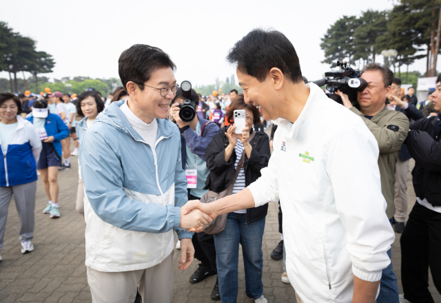 2일 서울 마포구 월드컵공원에서 열린 제26회 여성 마라톤 개막식에서 더불어민주당 정원오 서울시장 후보와 국민의힘 오세훈 서울시장 후보가 인사하고 있다. 연합뉴스