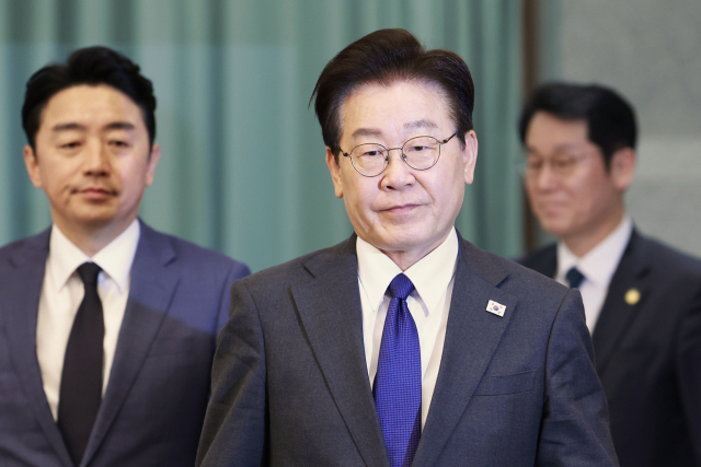 이재명 대통령이 지난달 30일 청와대에서 수석보좌관회의에 강훈식 비서실장과 입장하고 있다. 연합뉴스