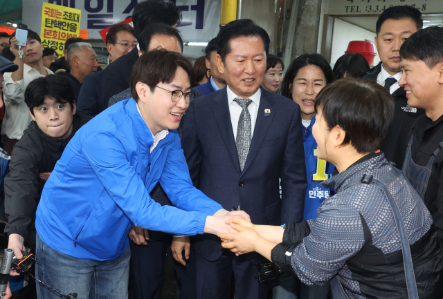더불어민주당 정청래 대표와 하정우 부산 북갑 국회의원 보궐선거 후보가 3일 오전 부산 북구 구포시장에서 상인들과 인사를 나누고 있다. 정종회 기자 jjh@